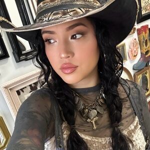 Meet your Posher, Yaya